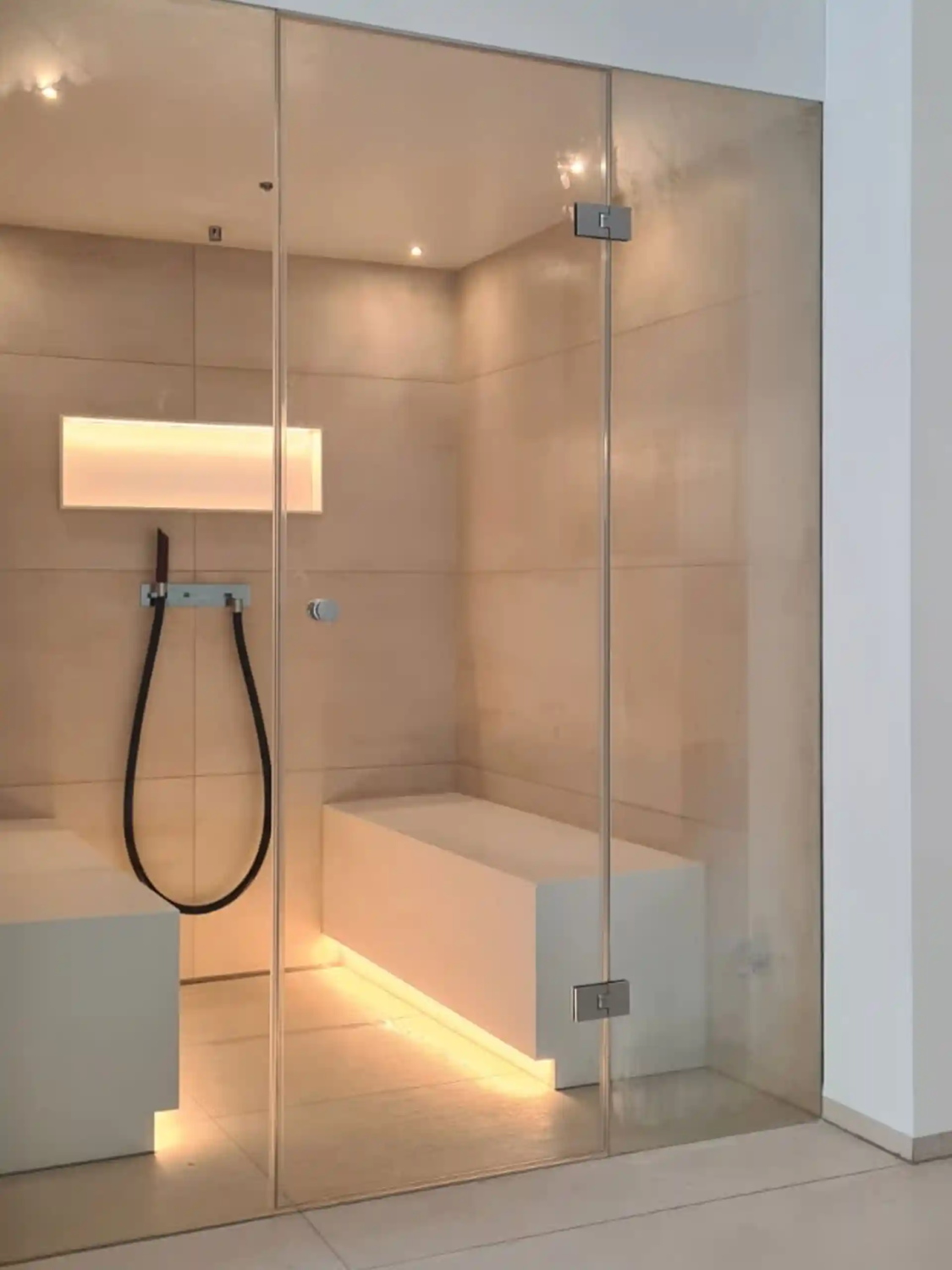 Dampfbad mit zwei schwebend Sitzbänken