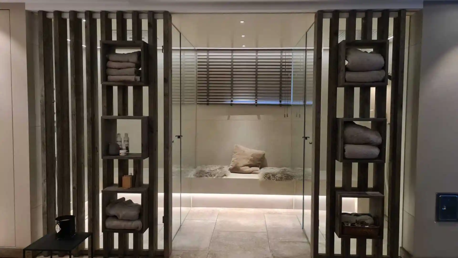 edle Holzlamellen an Dusche und dampfbad bieten Stauraum on top